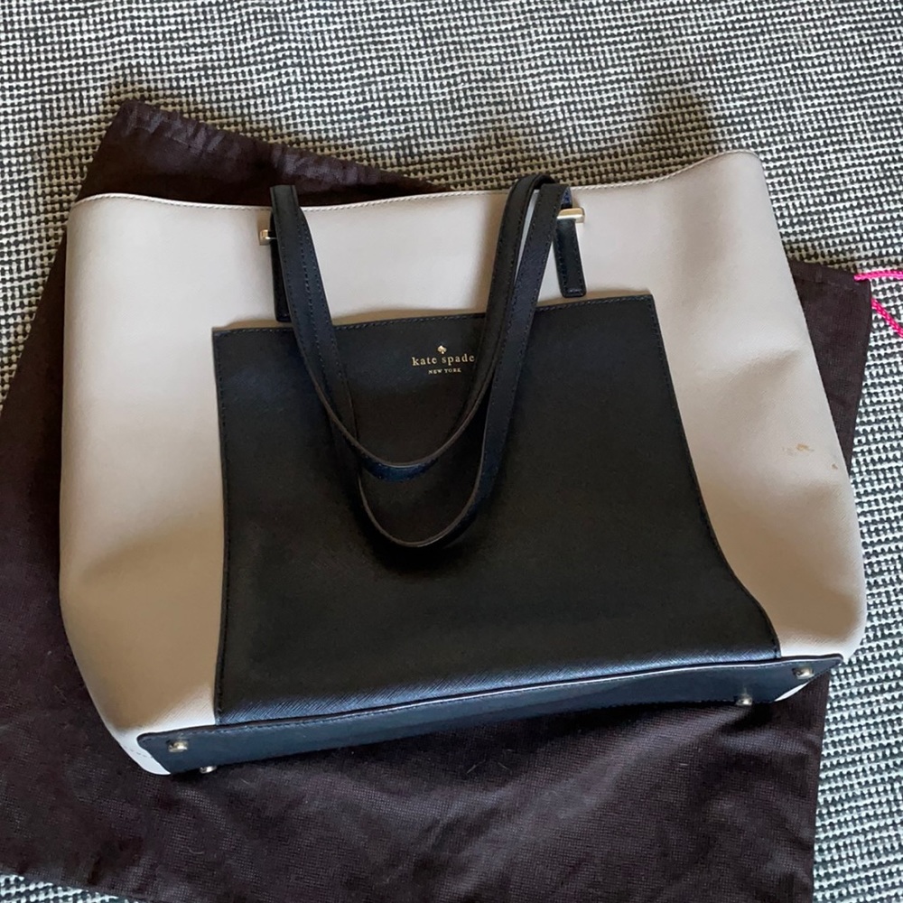 Kate Spade tote, has a small stain. Otherwise I’m perfect condition!